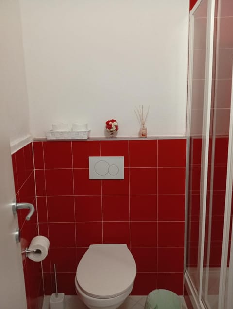 Shower, Toilet