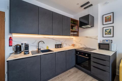 Coffee/tea facilities, Kitchen or kitchenette, oven, stove