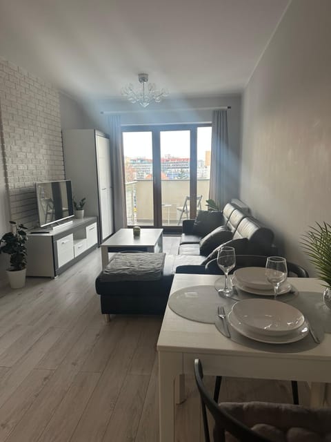 Bed, TV and multimedia, Living room, Photo of the whole room, Seating area, Dining area