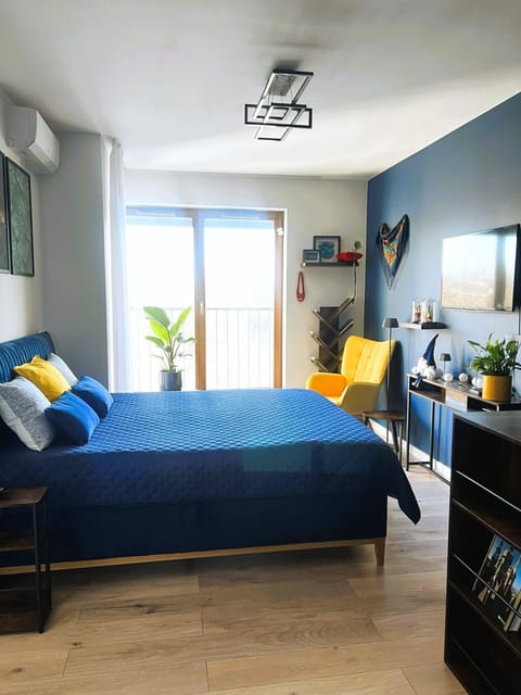 Bed, Photo of the whole room, Seating area, Bedroom, air conditioner