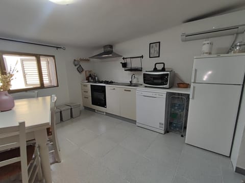 Dining area, dishwasher, oven, stove, toaster