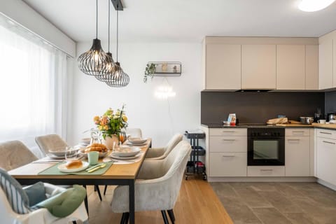Food and drinks, Seating area, Dining area, Food
