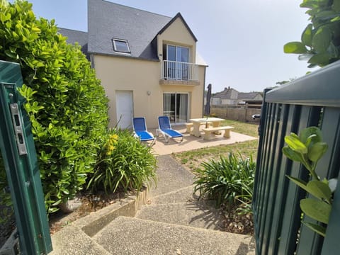 Property building, Patio, Garden, sunbed