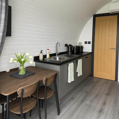 Kitchen or kitchenette, Dining area