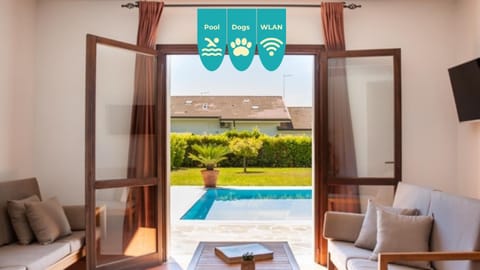 Communal lounge/ TV room, TV and multimedia, Living room, Seating area, Pool view, Swimming pool