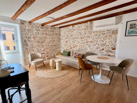 Decorative detail, Seating area, Dining area