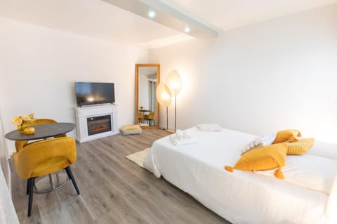 Bed, TV and multimedia, Photo of the whole room, Seating area, Bedroom, towels