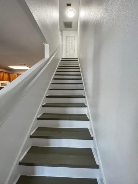 Cheerful 3 bedroom townhome Pool! Beach! Fun! Apartment in Gulfport