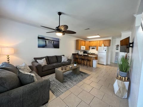 Cheerful 3 bedroom townhome Pool! Beach! Fun! Apartment in Gulfport