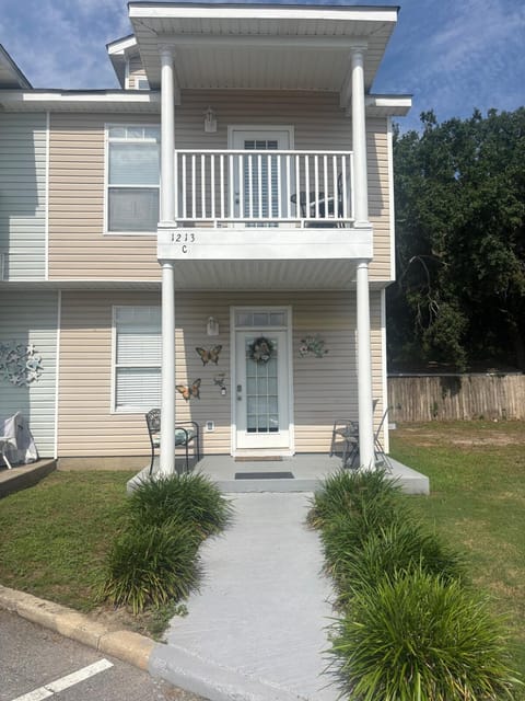Gorgeous 3 bedroom townhome Walk to the beach Apartment in Gulfport