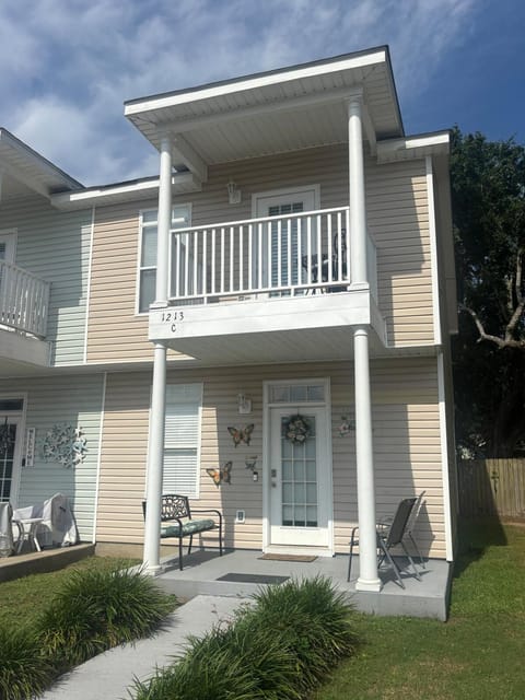 Gorgeous 3 bedroom townhome Walk to the beach Apartment in Gulfport