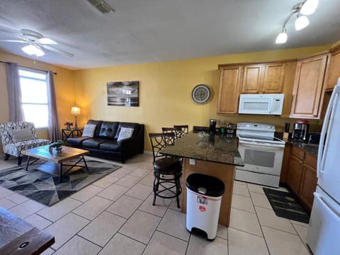 Gorgeous 3 bedroom townhome Walk to the beach Apartment in Gulfport