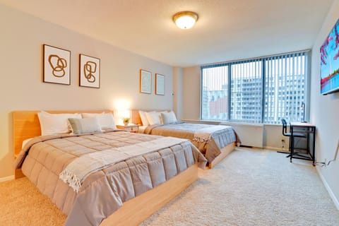 Bed, TV and multimedia, Seating area, Bedroom