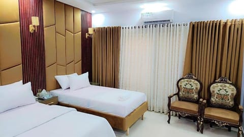Bed, Photo of the whole room, Seating area, Bedroom