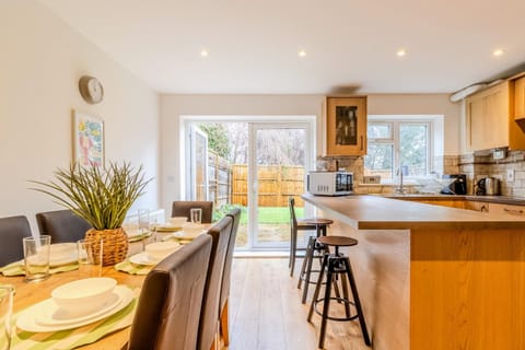 Kitchen or kitchenette, Seating area, Dining area
