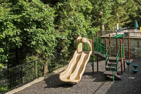 Chalet Village Cabin Sleeps 9 Mtn View 360 Deck Cabin in Gatlinburg