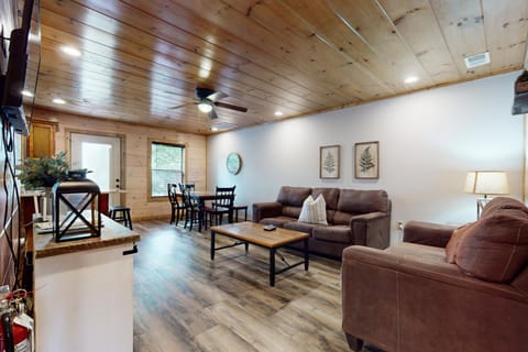 Charming 2 Unit Cabin Sleeps 16 2 Hot Tubs Grill Cabin in Pigeon Forge