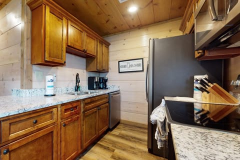 Sparkling Getaway Sleeps 8 Hot Tub Grill Deck House in Pigeon Forge