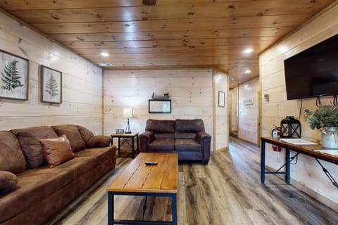 Charming Mtn Retreat Sleeps 8 Hot Tub Grill House in Pigeon Forge