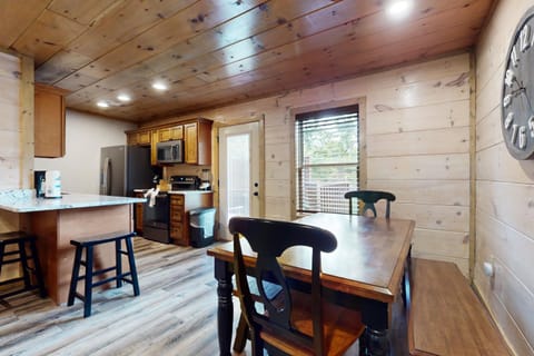 Charming Mtn Retreat Sleeps 8 Hot Tub Grill House in Pigeon Forge