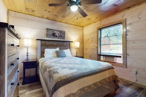 Charming Mtn Retreat Sleeps 8 Hot Tub Grill House in Pigeon Forge