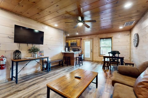 Charming Mtn Retreat Sleeps 8 Hot Tub Grill House in Pigeon Forge