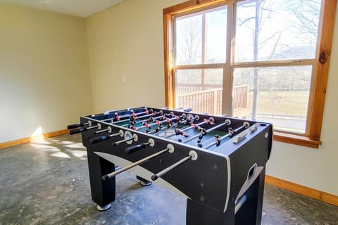 Mountain Home Sleeps 10 Fireplace Foosball Table House in Sevierville