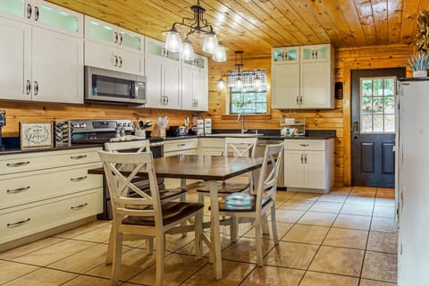 Cozy Mtn View Home Sleeps 15 Hot Tub Games Gym House in Sevier County