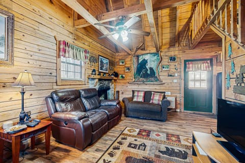 Cozy Cabin Sleep 3 Hot Tub Free Attraction Ticket Cabin in Townsend