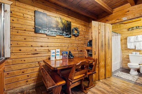 Cozy Cabin Sleep 3 Hot Tub Free Attraction Ticket Cabin in Townsend