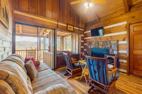 Cozy Log Cabin Sleeps 4 Hot Tub Deck Fireplace Cabin in Sevier County
