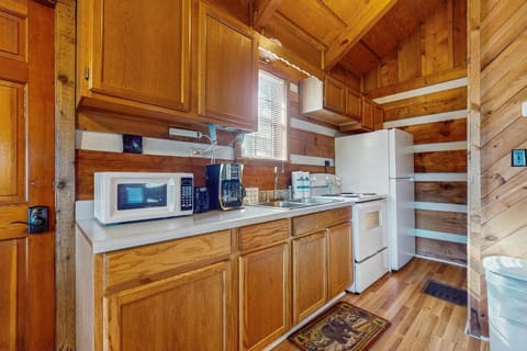 Cozy Log Cabin Sleeps 4 Hot Tub Deck Fireplace Cabin in Sevier County