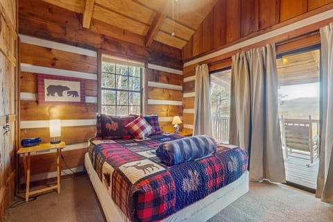 Cozy Log Cabin Sleeps 4 Hot Tub Deck Fireplace Cabin in Sevier County