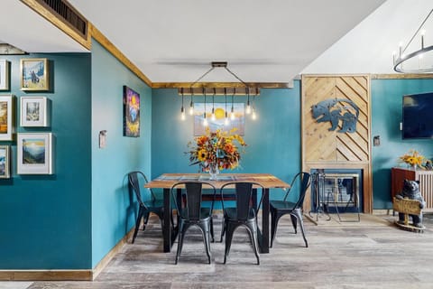 Charming Mtn View Condo Sleeps 8 Balcony Pool House in Gatlinburg