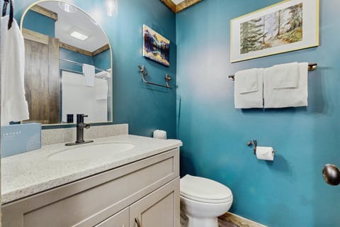 Charming Mtn View Condo Sleeps 8 Balcony Pool House in Gatlinburg