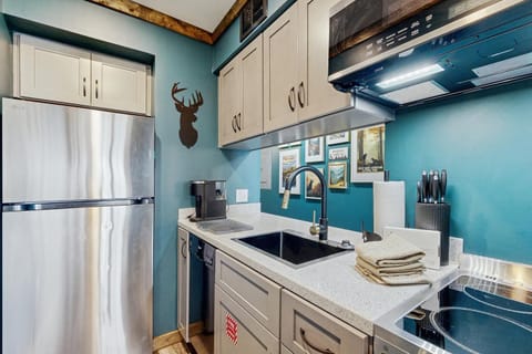 Charming Mtn View Condo Sleeps 8 Balcony Pool House in Gatlinburg