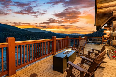 4-Story Cabin Sleeps 22 Hot Tub Game Theater room Cabin in Pittman Center