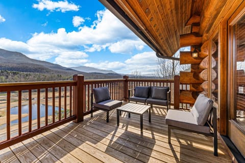 4-Story Cabin Sleeps 22 Hot Tub Game Theater room Cabin in Pittman Center