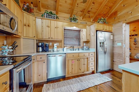 Relaxing Waterfront Stay Sleeps 16 Deck Hot Tub House in Norris Lake