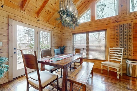 Relaxing Waterfront Stay Sleeps 16 Deck Hot Tub House in Norris Lake