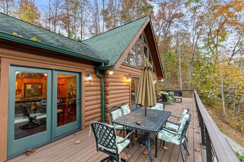 Relaxing Waterfront Stay Sleeps 16 Deck Hot Tub House in Norris Lake