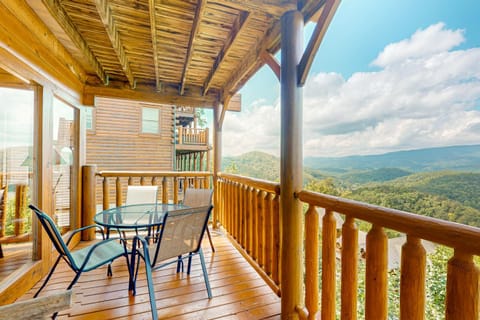 Off The Grid Mtn Cabin Sleeps 10 Game Table Views Cabin in Pigeon Forge
