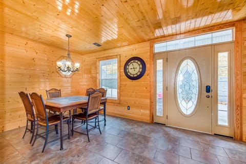 Waterfront Retreat Sleeps 14 Theater Games Grill House in Norris Lake