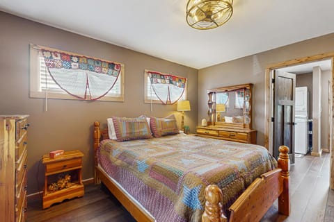 Cozy Lake Front Cabin Sleeps 4 Dock Play Yard Cabin in Douglas Lake