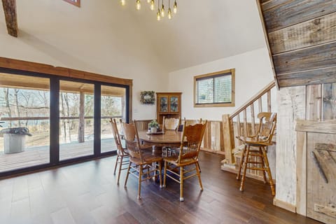 Cozy Lake Front Cabin Sleeps 4 Dock Play Yard Cabin in Douglas Lake