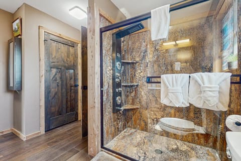 Cozy Lake Front Cabin Sleeps 4 Dock Play Yard Cabin in Douglas Lake