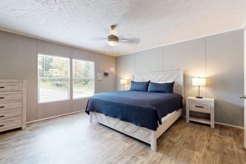 New Lake Home Sleeps 14 Private Dock Deck Grill House in Caryville