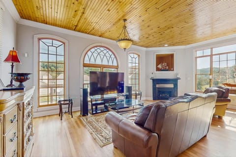 Stunning Lake Front Home Sleeps 13 Dock Views House in Norris Lake