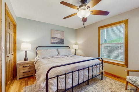 Serene Home Sleeps 14 Dock Waterslide Near Marina House in Caryville