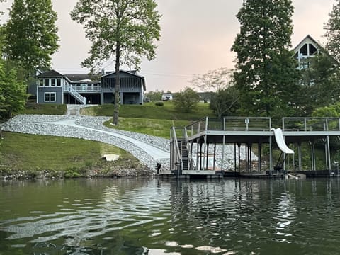 Serene Home Sleeps 14 Dock Waterslide Near Marina House in Caryville